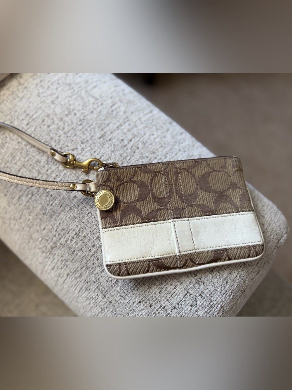 Coach vintage 2008 Legacy lining Brown Signature Canvas Wristlet/ medallion. 8x4